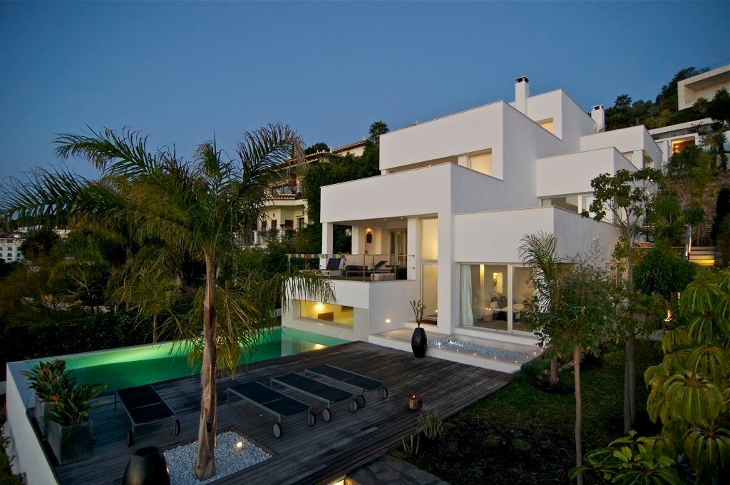 Vista de la casa desde la piscina SH asociados - arquitectura y diseño Casas modernas: Ideas, diseños y decoración