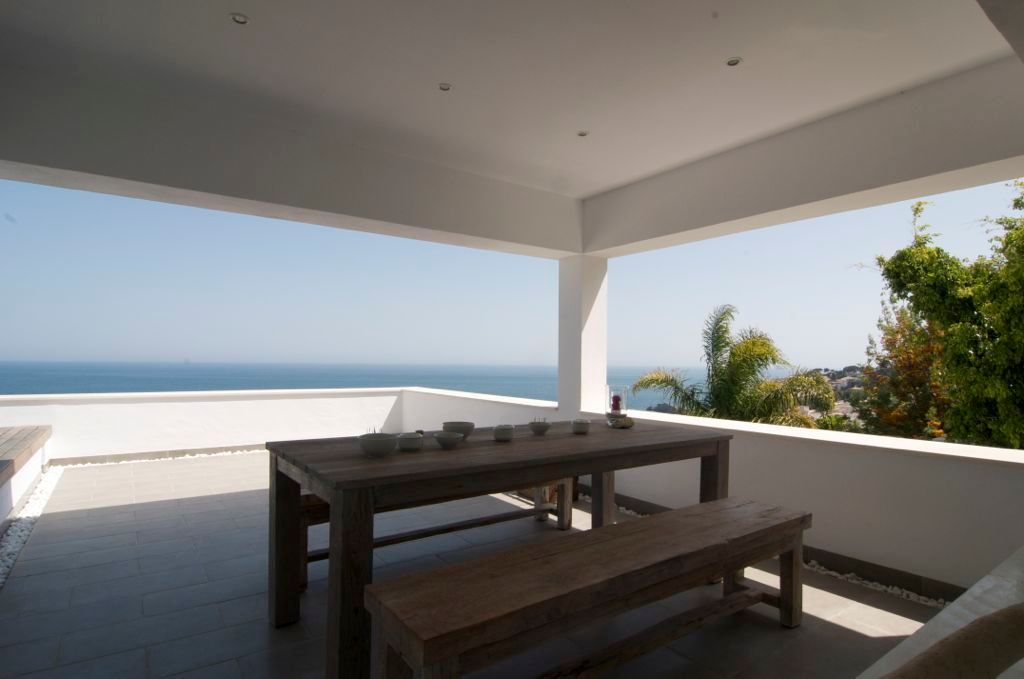 Casa Geniol - Punta de la Mona, SH asociados - arquitectura y diseño SH asociados - arquitectura y diseño Moderner Balkon, Veranda & Terrasse