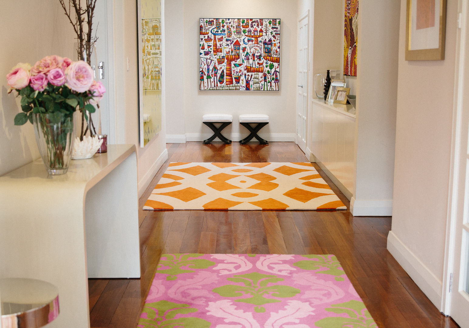 Indie Style Interiors - custom rug design Indie Style Interiors Pasillos, vestíbulos y escaleras de estilo ecléctico
