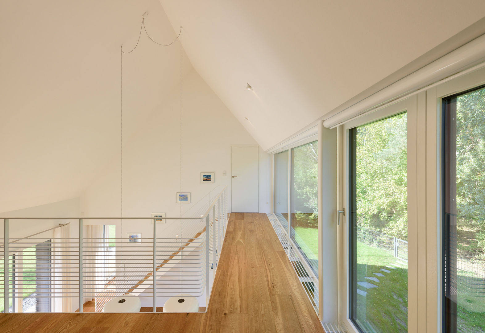 Galerie mit Ausblick zum Wald Möhring Architekten Moderner Flur, Diele & Treppenhaus