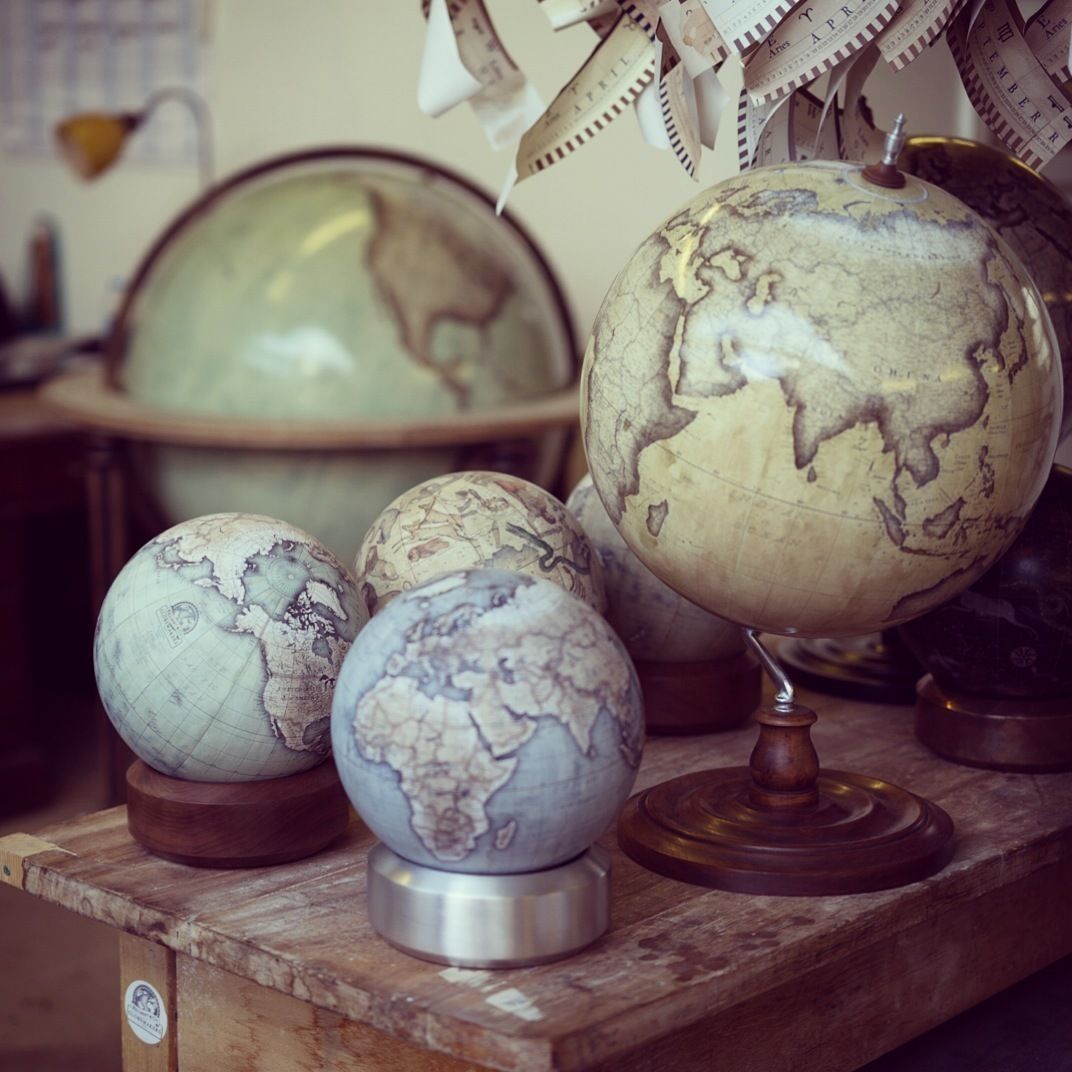 A Luminom base with a Cool Blue Mini Desk Globe Bellerby and Co Globemakers Nhà Accessories & decoration
