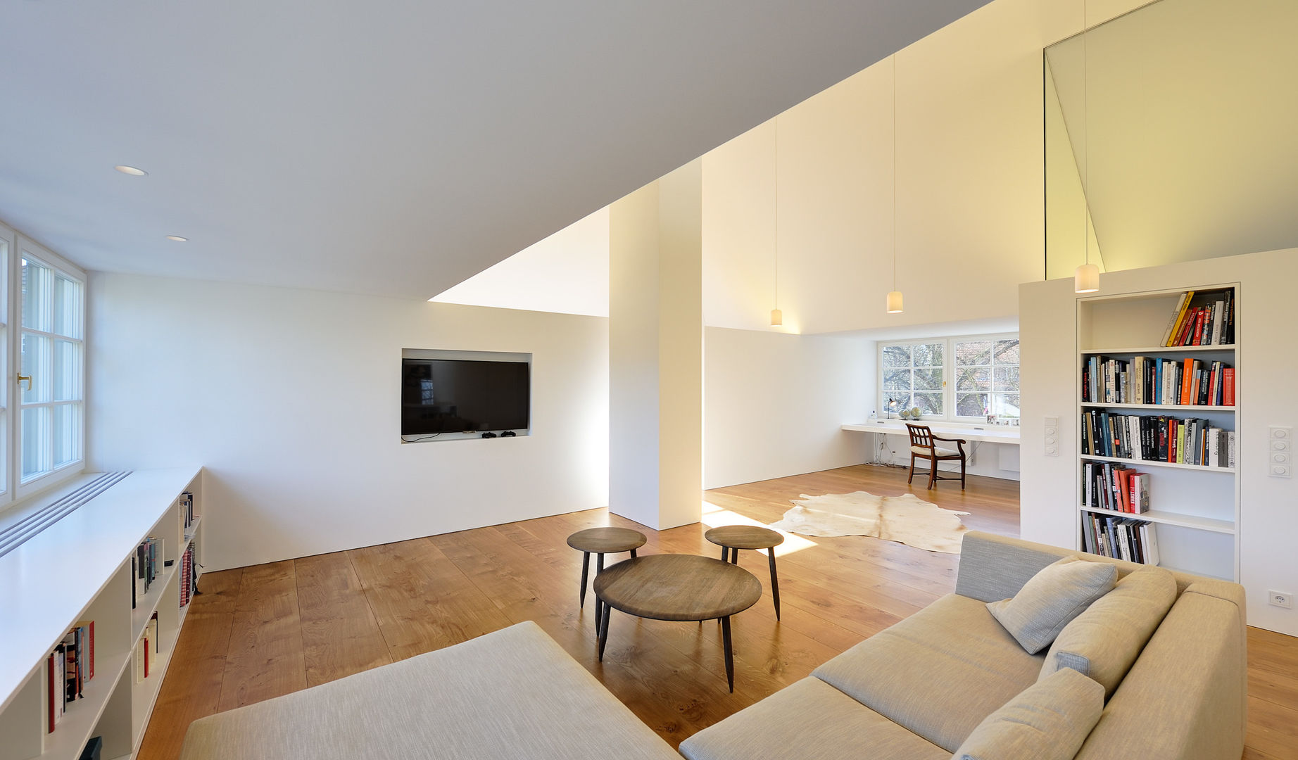 Dachausbau und Sanierung einer Villa in Berlin , Möhring Architekten Möhring Architekten Modern living room