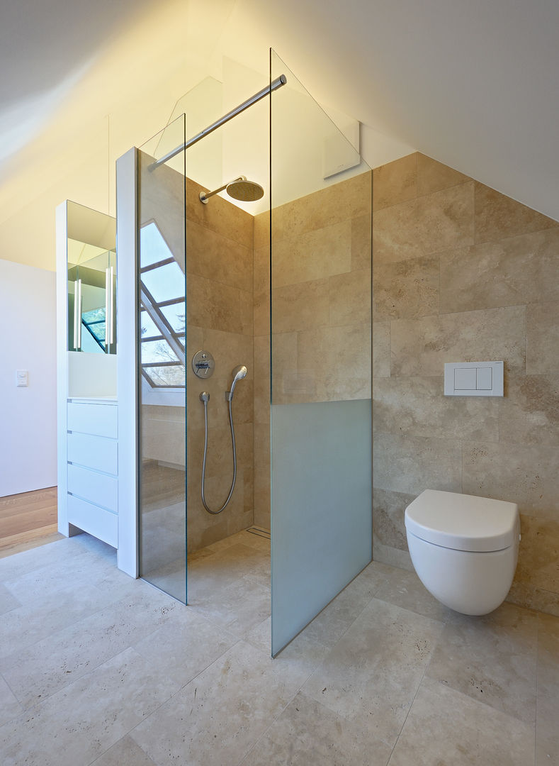 Dachausbau und Sanierung einer Villa in Berlin , Möhring Architekten Möhring Architekten Modern bathroom