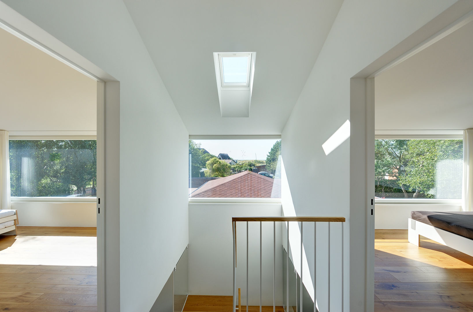 Modernes Ferienhaus an der Ostsee, Möhring Architekten Möhring Architekten Modern corridor, hallway & stairs