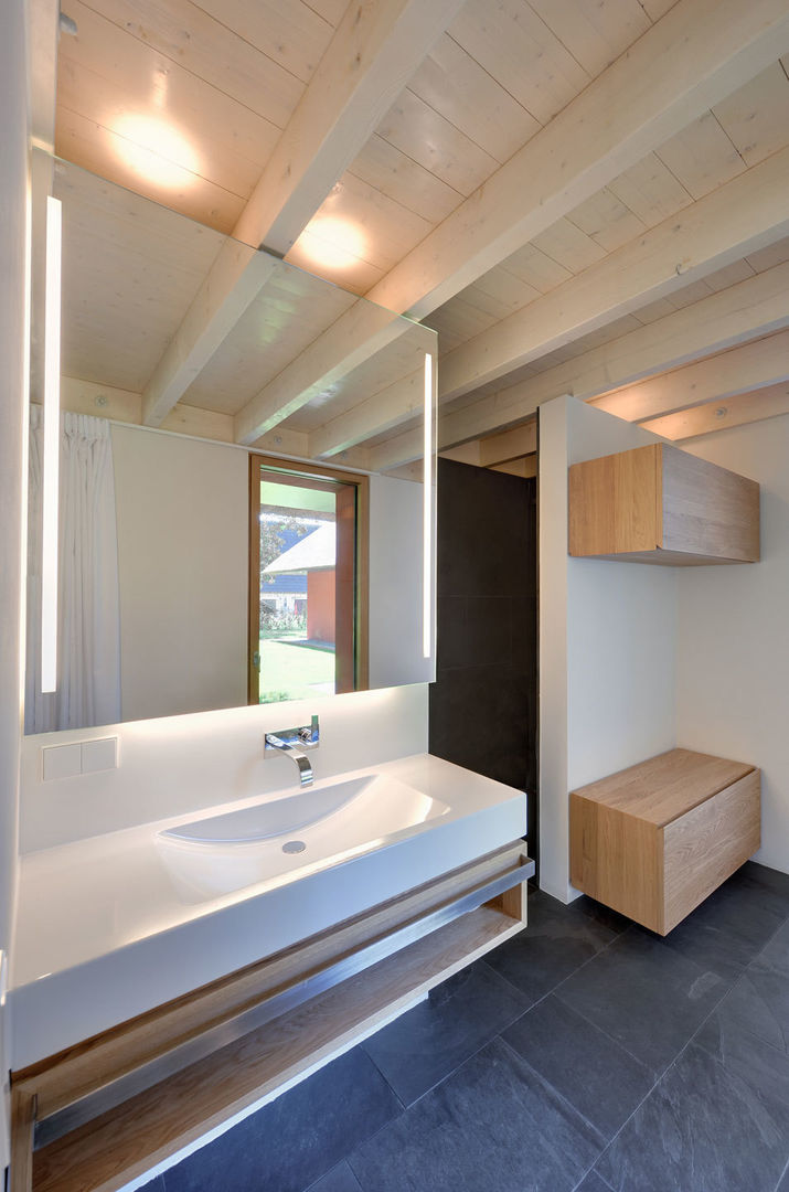 Hofhaus mit Kastanienbaum, Möhring Architekten Möhring Architekten Phòng tắm phong cách hiện đại