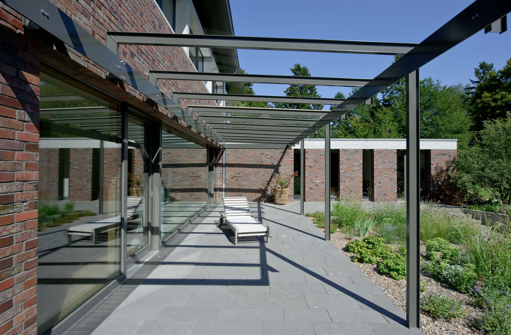 Einfamilienhaus mit schwebendem Dach und Veranda in Bremen, Möhring Architekten Möhring Architekten Balcones y terrazas de estilo moderno