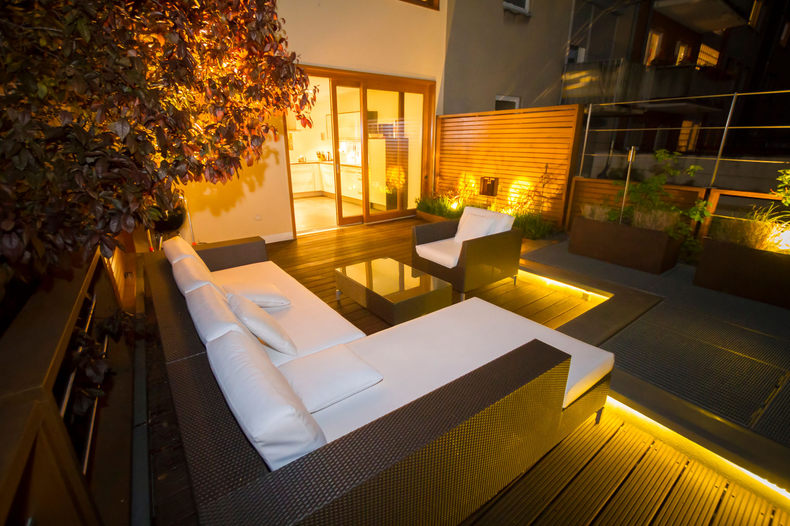 Blick von der Dachterrasse Richtung Küche aaw Architektenbüro Arno Weirich Moderner Balkon, Veranda & Terrasse Gebäude,Anlage,Orange,Eigentumswohnung,Innenarchitektur,Gelb,Sonnenlicht,Boden,Bodenbelag,Schatten