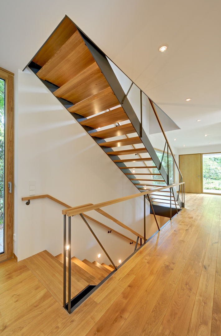 Einfamilienhaus mit schwebendem Dach und Veranda in Bremen, Möhring Architekten Möhring Architekten Pasillos, vestíbulos y escaleras modernos