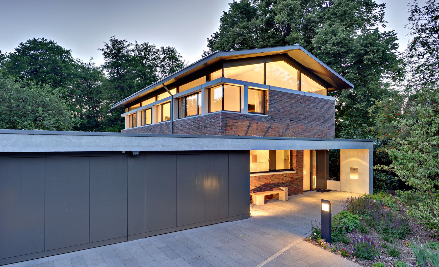 Einfamilienhaus mit schwebendem Dach und Veranda in Bremen, Möhring Architekten Möhring Architekten Rumah Modern