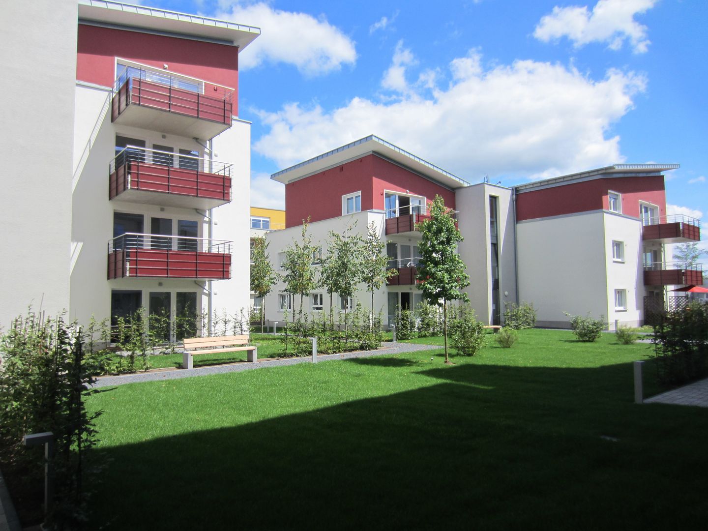 Blick in den Innenhof aaw Architektenbüro Arno Weirich Moderne Häuser Himmel,Wolke,Pflanze,Gebäude,Fenster,Grundstück,Vorrichtung,Urban design,Gras,Wohngebiet