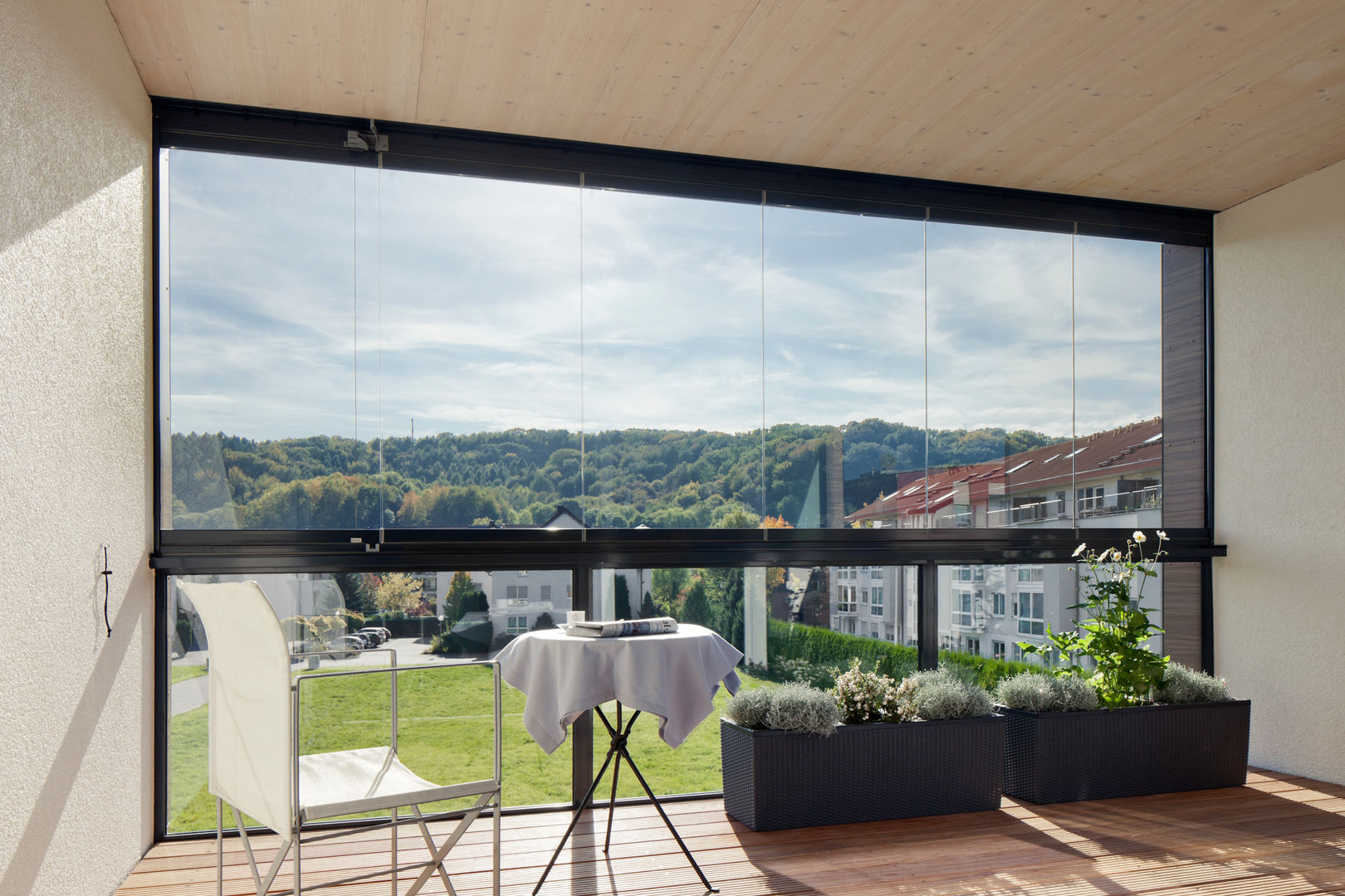 Blick aus einer der verglasten Loggien aaw Architektenbüro Arno Weirich Moderner Balkon, Veranda & Terrasse