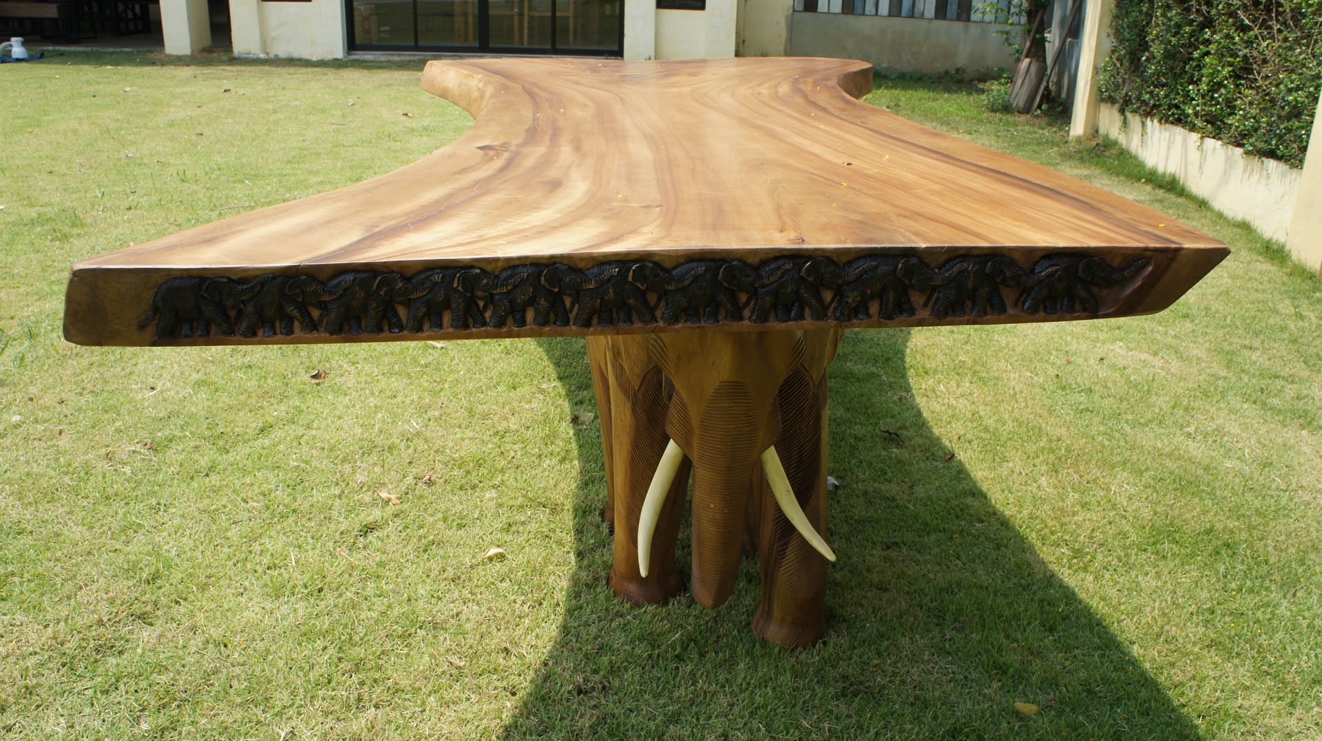 The Elephant Table, Mango Crafts Mango Crafts Salas de jantar rústicas Mesas