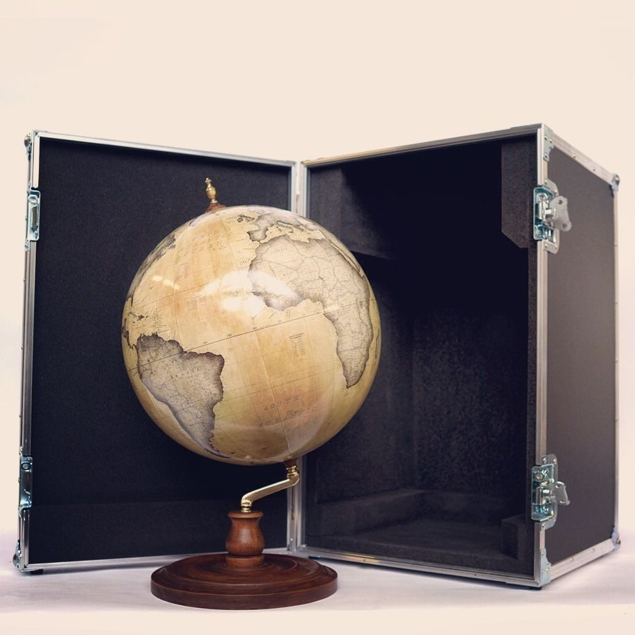 Bellerby & Co Livingstone Globe and Bespoke Flightcase Bellerby and Co Globemakers Maisons modernes Accessoires & décoration