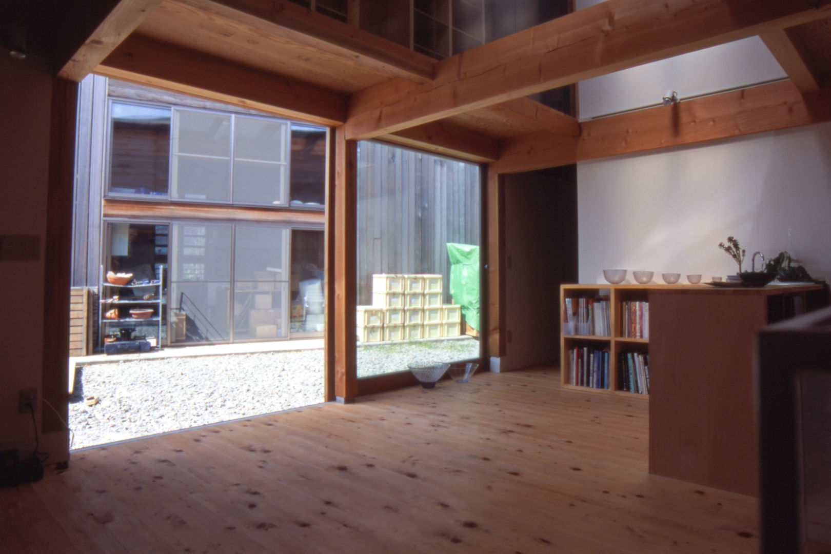 アトリエ内部から中庭方向を見る 家山真建築研究室 Makoto Ieyama Architect Office オリジナルな 家