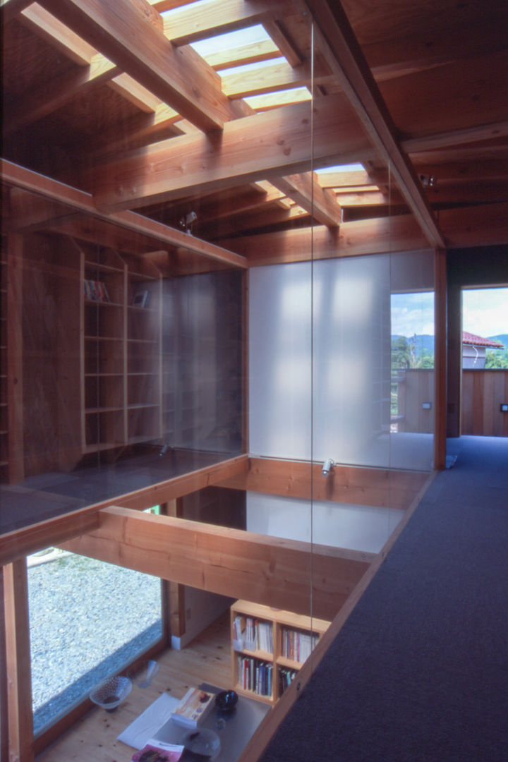 ２階書斎より吹抜のガラス越しに見る 家山真建築研究室 Makoto Ieyama Architect Office オリジナルな 家