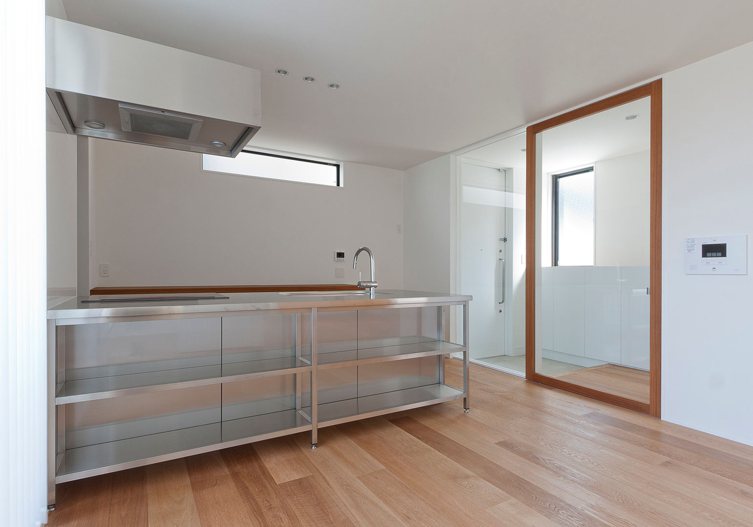 川と緑を眺めるシンプル住宅, ラブデザインホームズ／LOVE DESIGN HOMES ラブデザインホームズ／LOVE DESIGN HOMES Taman Modern