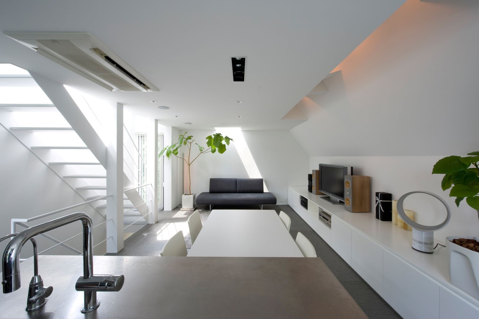 4層の家, 余田正徳／株式会社ＹＯＤＡアーキテクツ 余田正徳／株式会社ＹＯＤＡアーキテクツ Modern living room