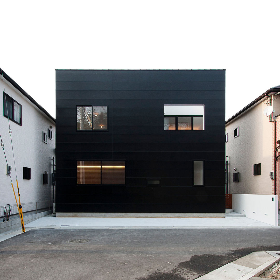 川と緑を眺めるシンプル住宅, ラブデザインホームズ／LOVE DESIGN HOMES ラブデザインホームズ／LOVE DESIGN HOMES منازل