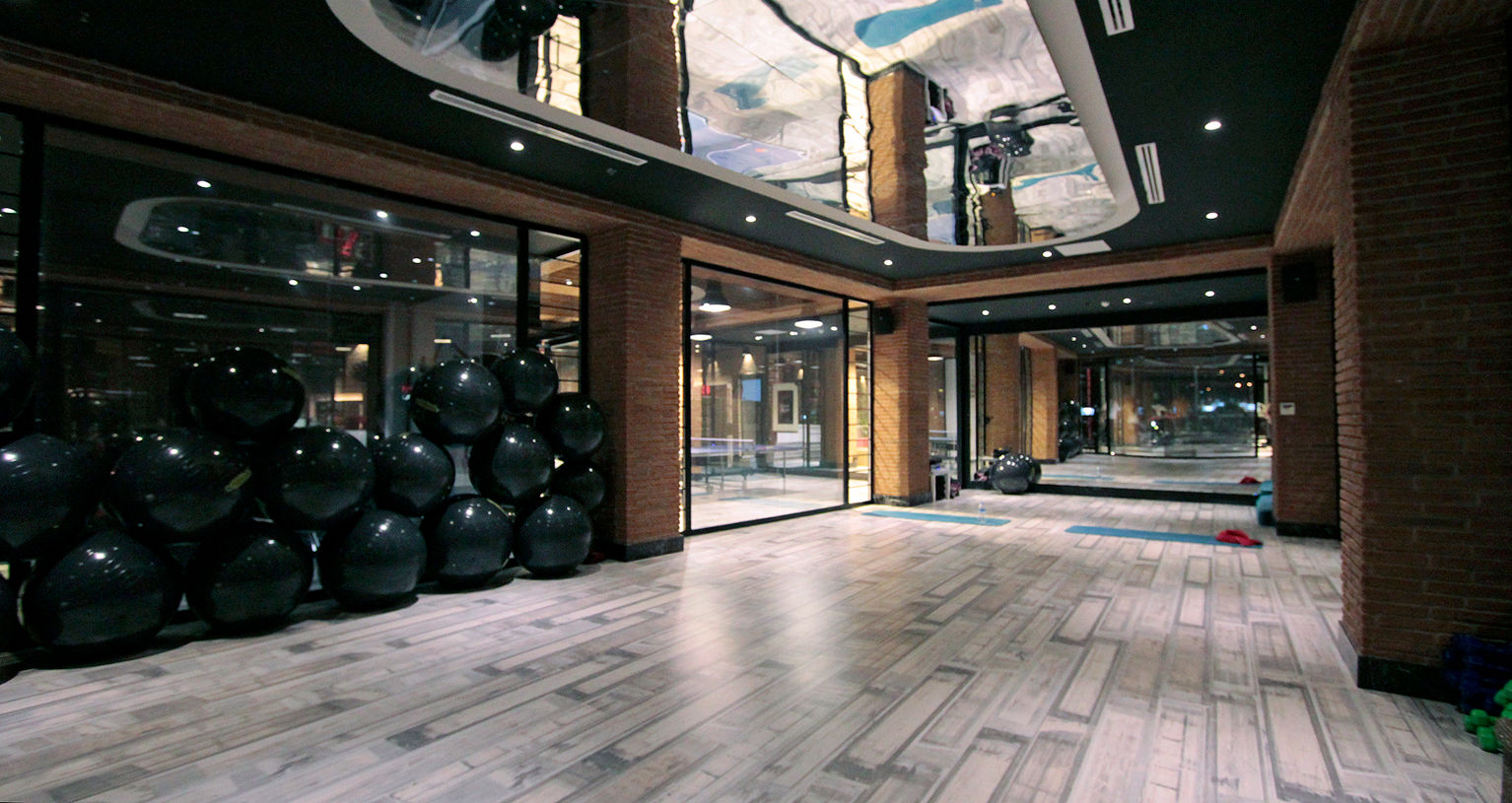 7/24 Fitness &Spa Loca Studio homify Salle de sport moderne