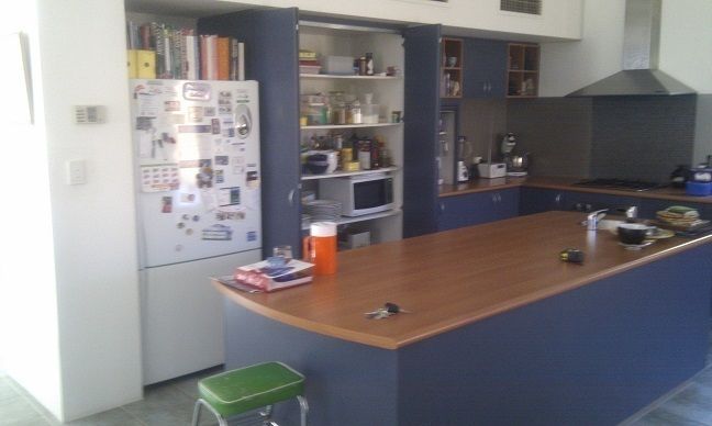 Kitchen before renovation. Molyneux Designs Cocinas modernas