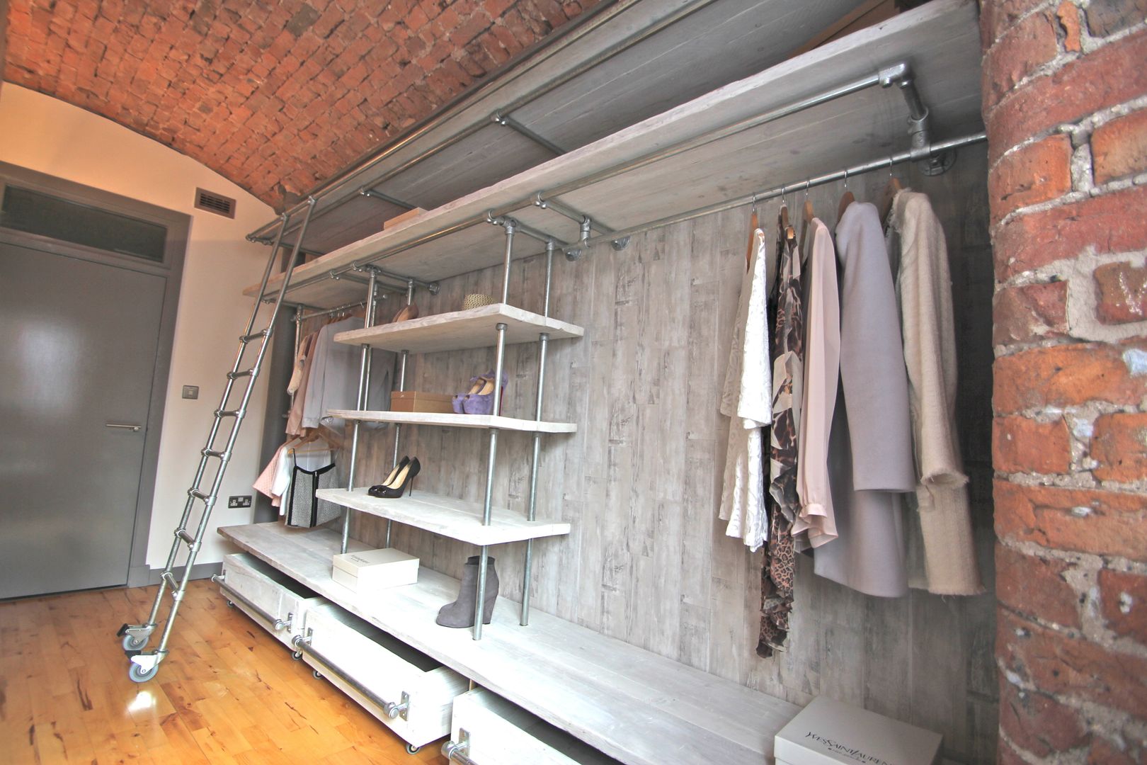 homify Industriële kleedkamers Garderobe- & ladekasten