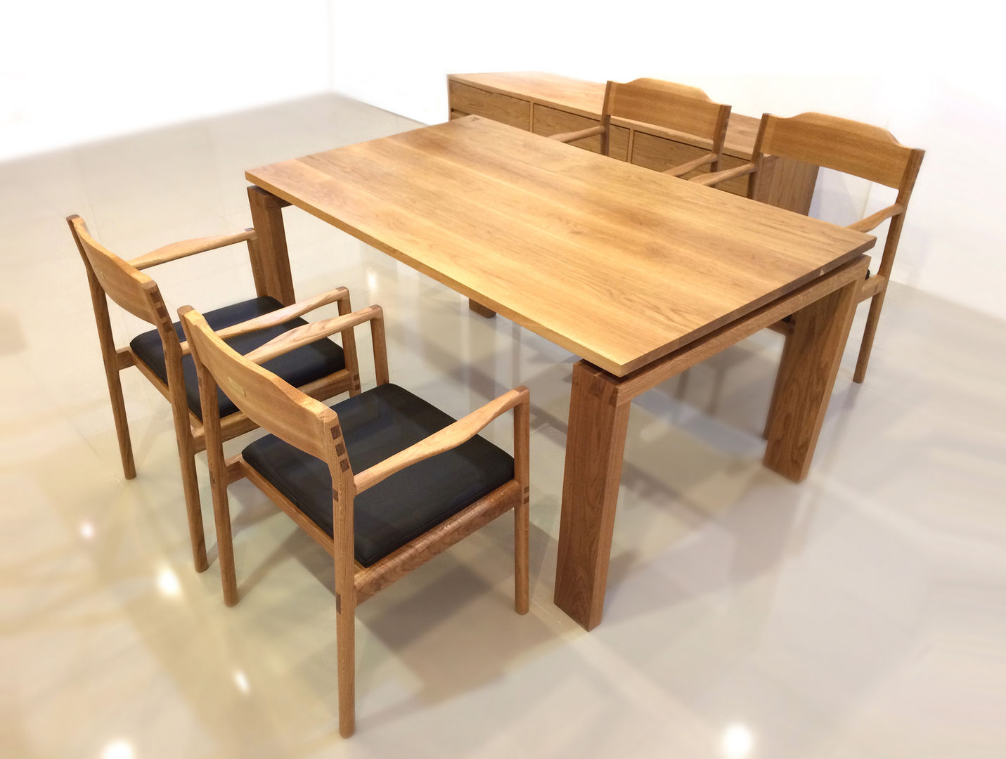 WHITE OAK TABLE SET, MOKNEE MOKNEE Cocinas de estilo moderno Mesas y sillas