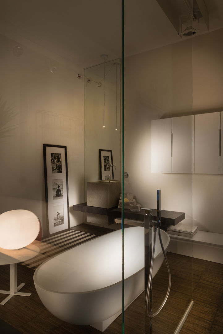 Showroom di Busto Arsizio, Forme per Interni Forme per Interni Modern style bathrooms