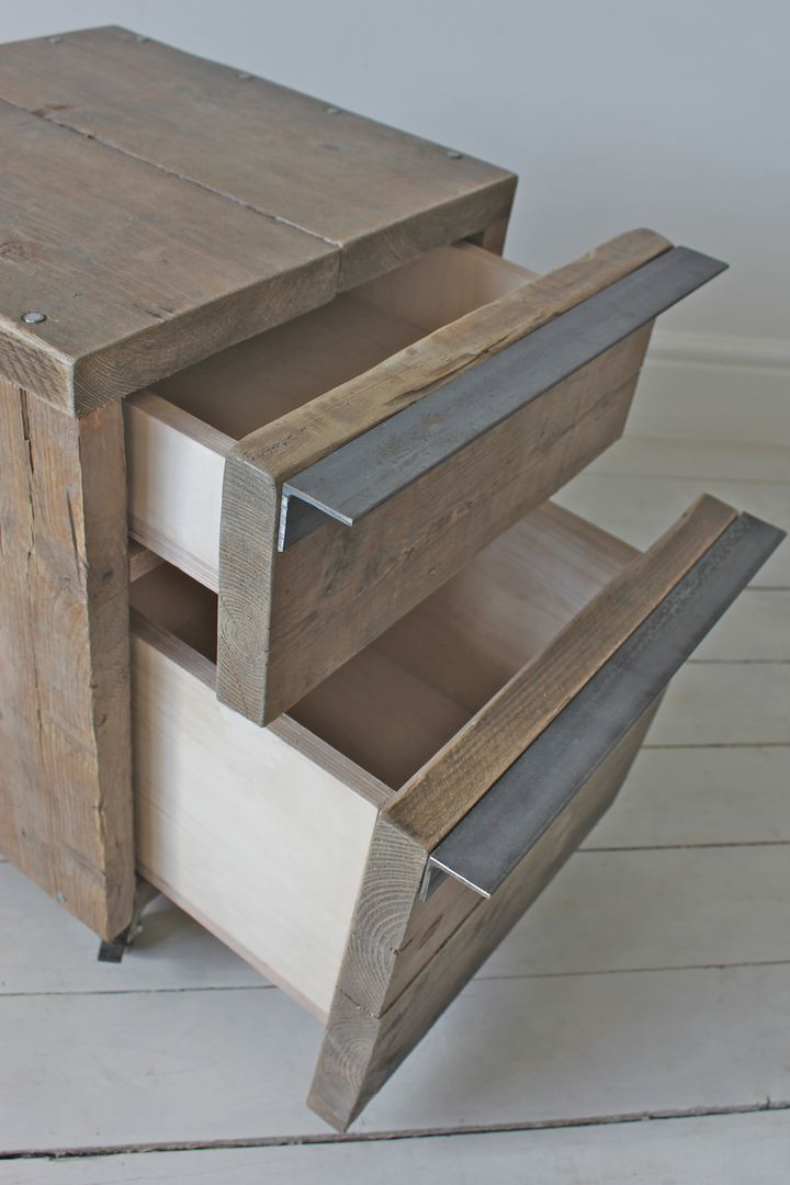 Reclaimed Scaffolding Board Drawer Unit on Castors with Dark Steel Angular Handles - Filing, or Bedside, Cabinet - www.inspiritdeco.com homify Phòng ngủ phong cách công nghiệp Bedside tables
