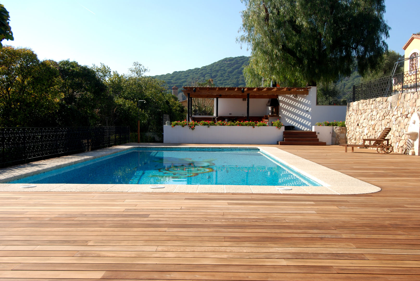 Barbecue and exterior pool FG ARQUITECTES Piscinas modernas