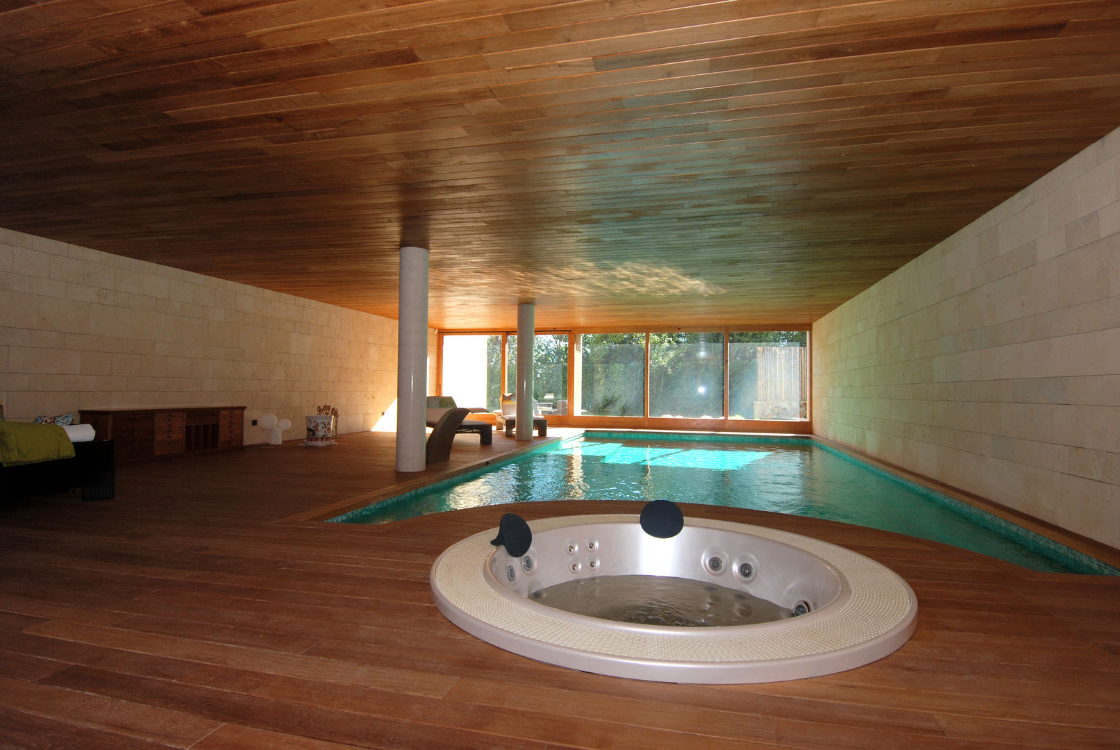 Indoor pool FG ARQUITECTES モダンスタイルの プール