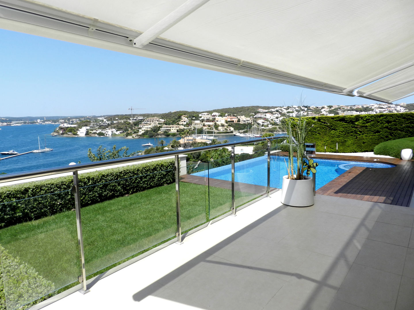 Terrace to the garden FG ARQUITECTES Balcone, Veranda & Terrazza in stile moderno