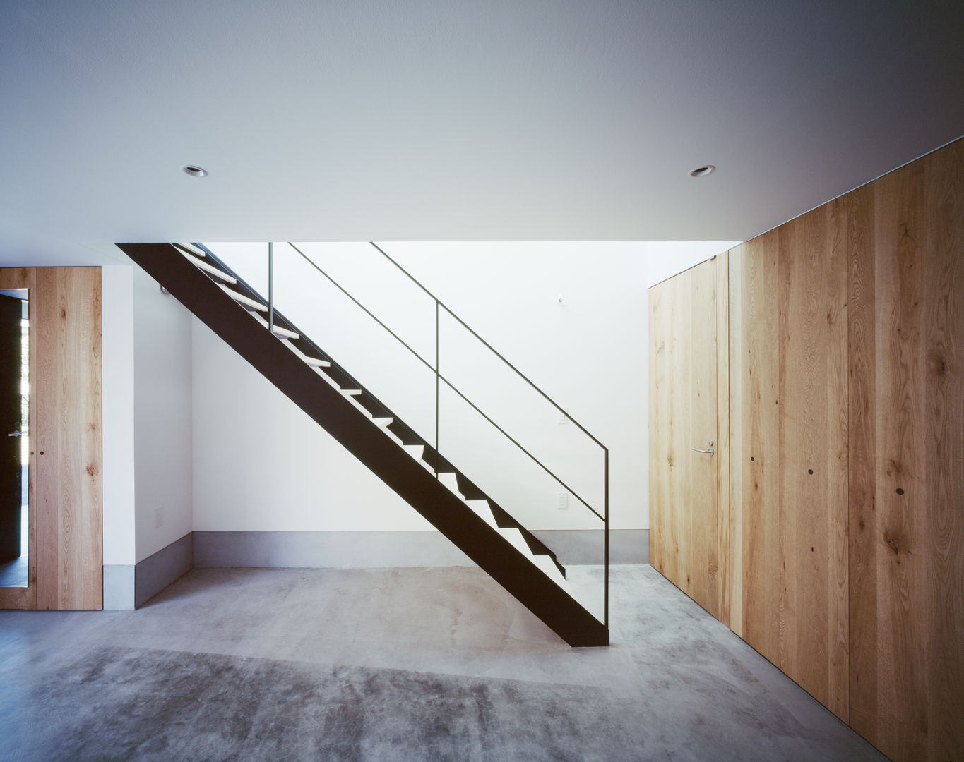 天窓のある家, 高橋直子建築設計事務所 高橋直子建築設計事務所 Minimalist corridor, hallway & stairs