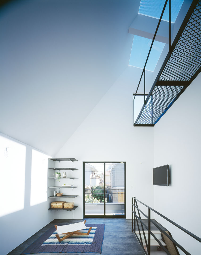 天窓のある家, 高橋直子建築設計事務所 高橋直子建築設計事務所 Salas de estar minimalistas