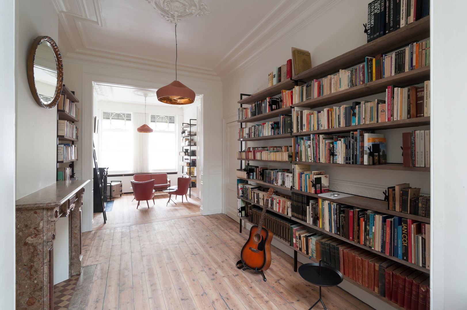 Woonkamer bibliotheek homify Salon minimaliste