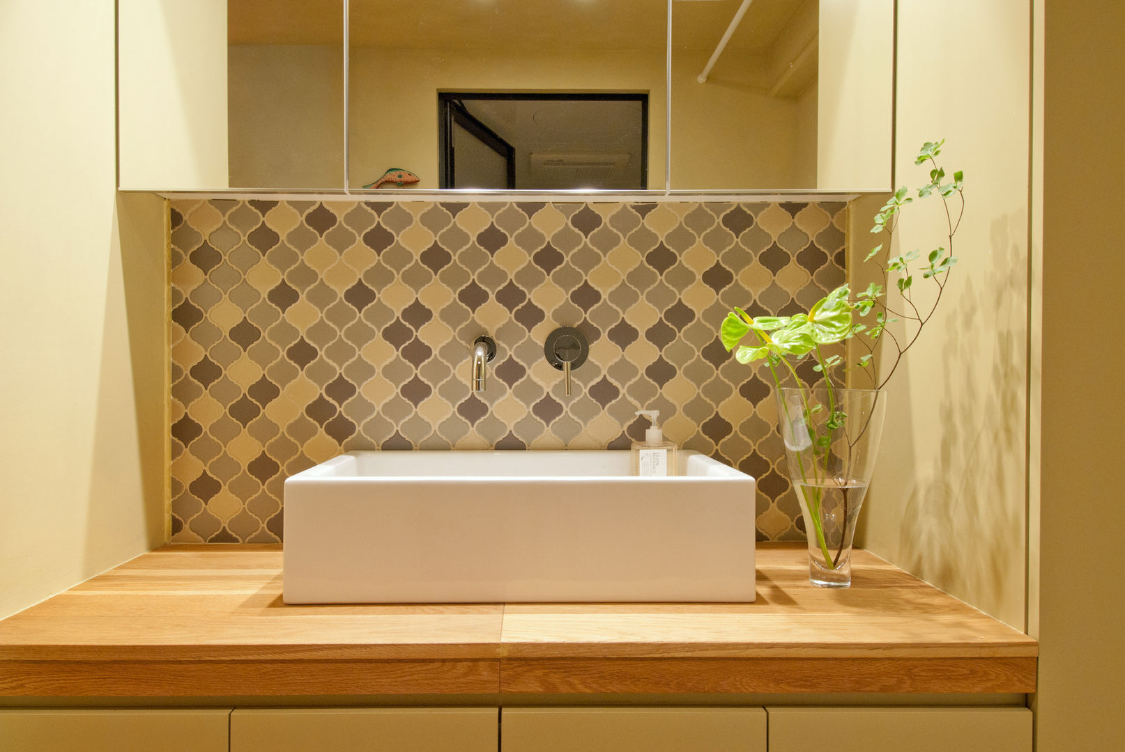 KOTESASHI HOUSE (小手指の家), TATO DESIGN：タトデザイン株式会社 TATO DESIGN：タトデザイン株式会社 Modern bathroom