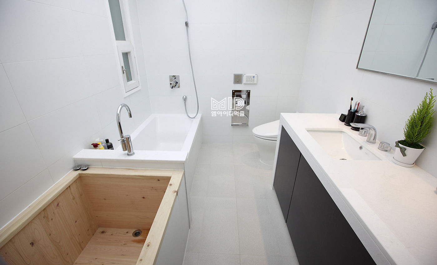 경기도 과천시 원문동 삼성래미안 슈르아파트 50평형, MID 먹줄 MID 먹줄 Mediterranean style bathroom