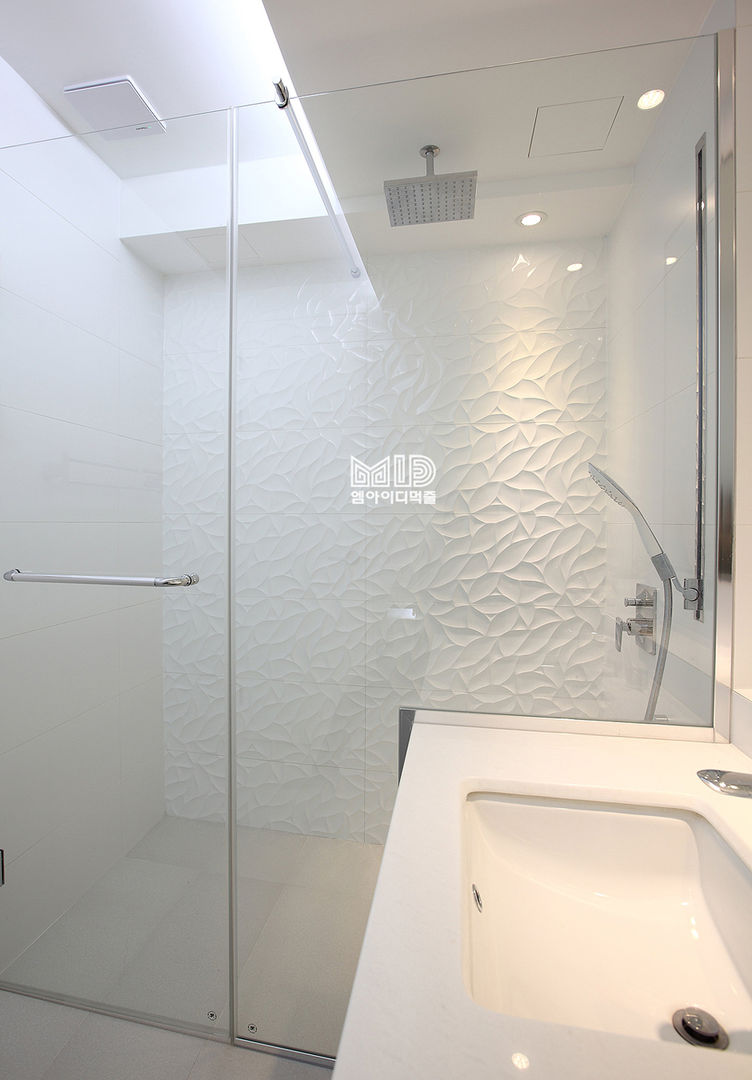 경기도 과천시 원문동 삼성래미안 슈르아파트 50평형, MID 먹줄 MID 먹줄 Modern style bathrooms