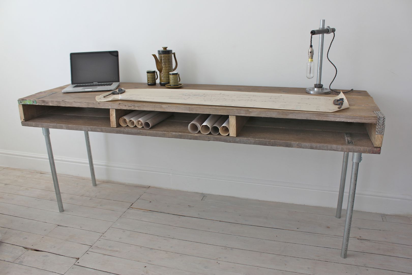 Reclaimed Scaffolding Board Industrial Chic Extra Long Desk with Built In Storage and Galvanised Steel Legs homify مكتب عمل أو دراسة مكتب