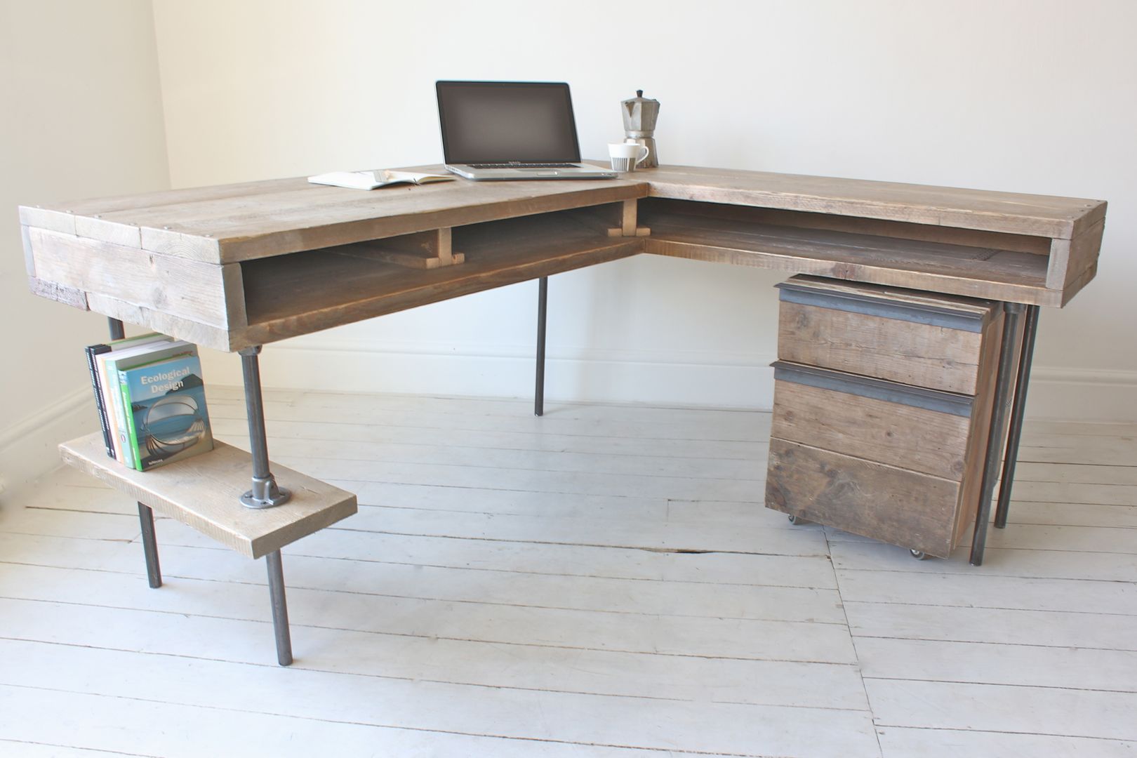 Reclaimed Scaffolding Board Industrial Chic Corner L-Shaped Desk with Built In Storage and Steel Legs - Matching Filing Cabinet Optional Ask a Question homify Industriële studeerkamer Bureaus