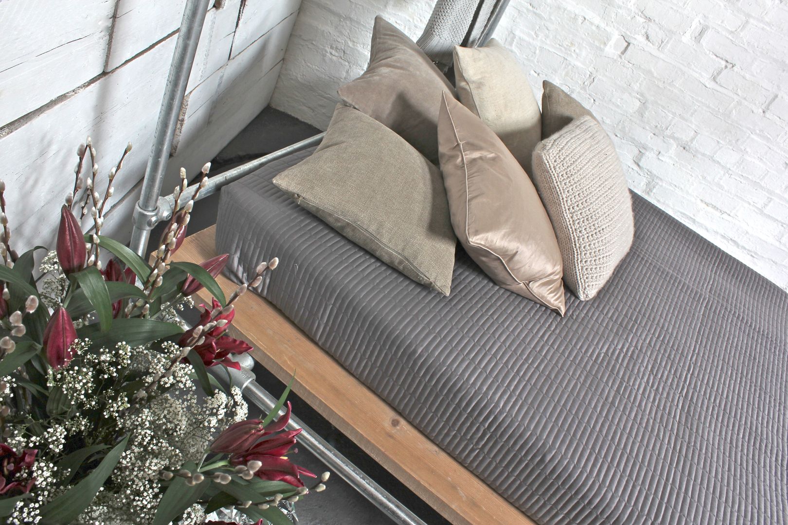 Galvanised Steel Pipe and Reclaimed Scaffolding Board Kingsize Bed - Bespoke Urban Furniture by www.inspiritdeco.com homify Modern style bedroom Beds & headboards