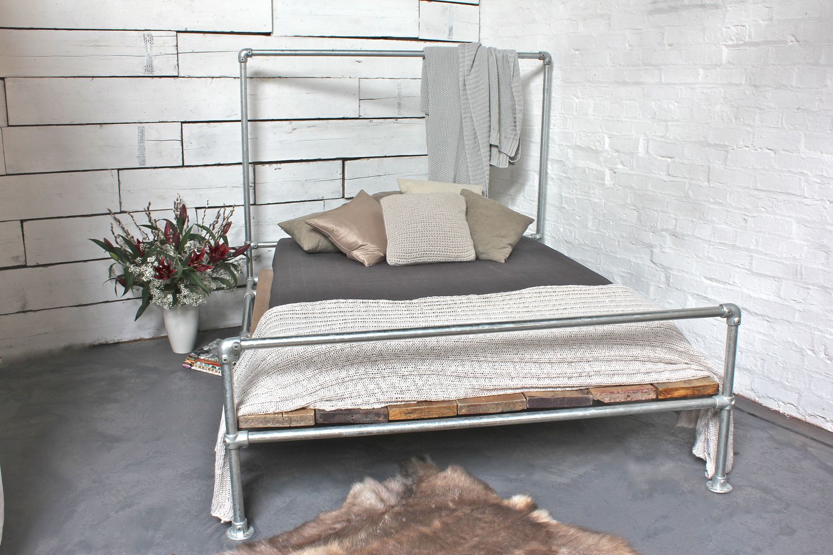 Galvanised Steel Pipe and Reclaimed Scaffolding Board Kingsize Bed - Bespoke Urban Furniture by www.inspiritdeco.com homify Modern Yatak Odası Yataklar & Yatak Başları