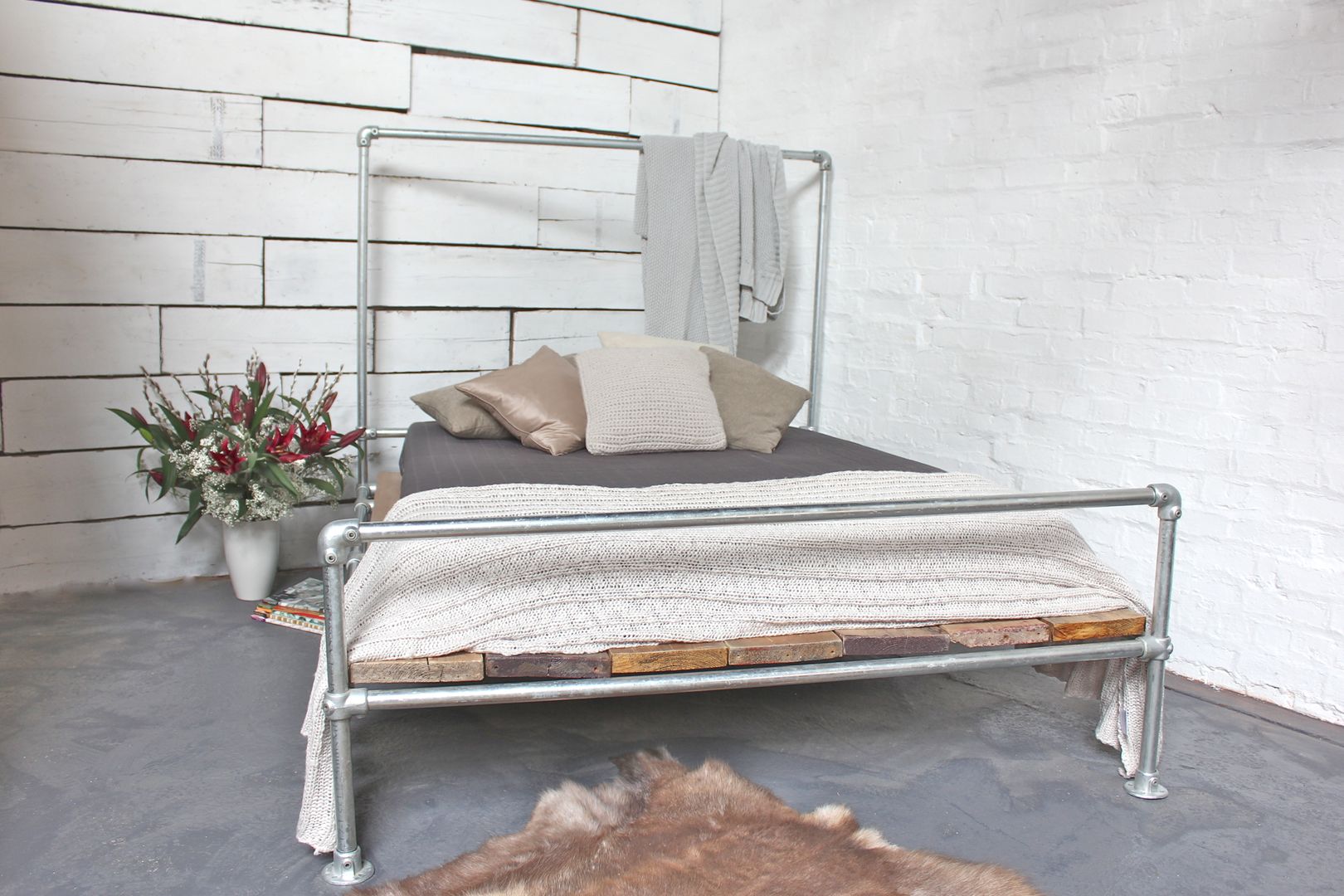 Galvanised Steel Pipe and Reclaimed Scaffolding Board Kingsize Bed - Bespoke Urban Furniture by www.inspiritdeco.com homify Dormitorios de estilo moderno Camas y cabeceras