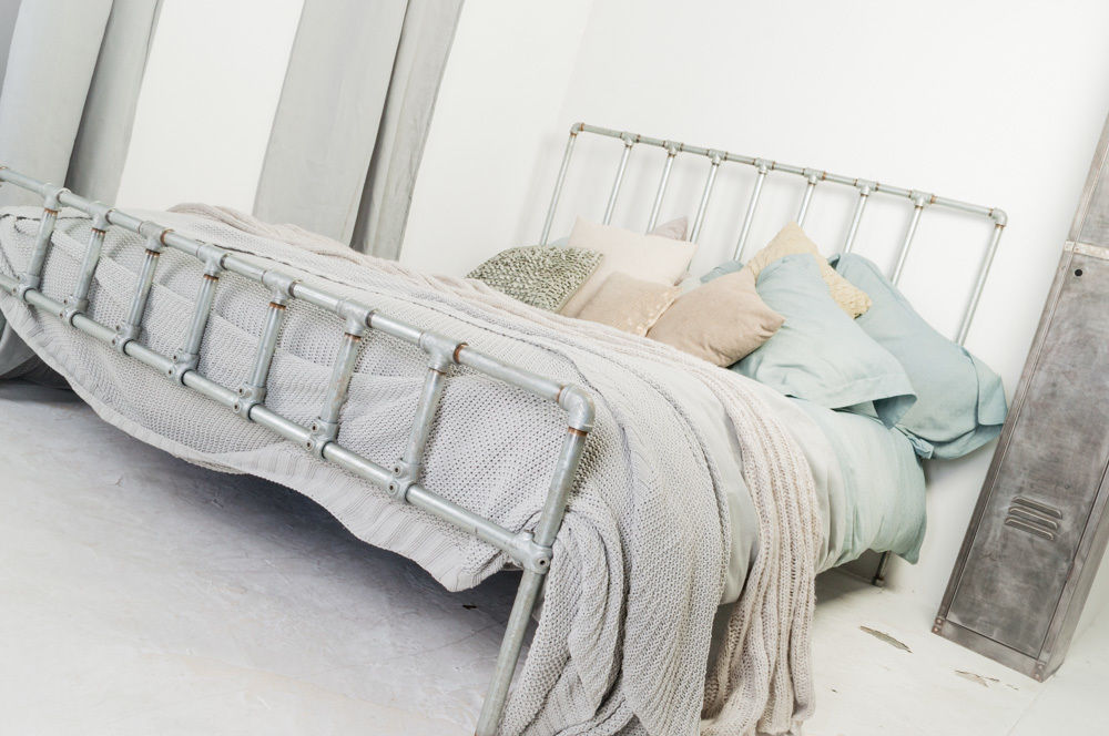 Galvanised Steel Pipe and Industrial Scaffolding Fittings Kingsize Bed - Bespoke Urban Furniture by www.inspiritdeco.com homify ห้องนอน เตียงนอนและหัวเตียง