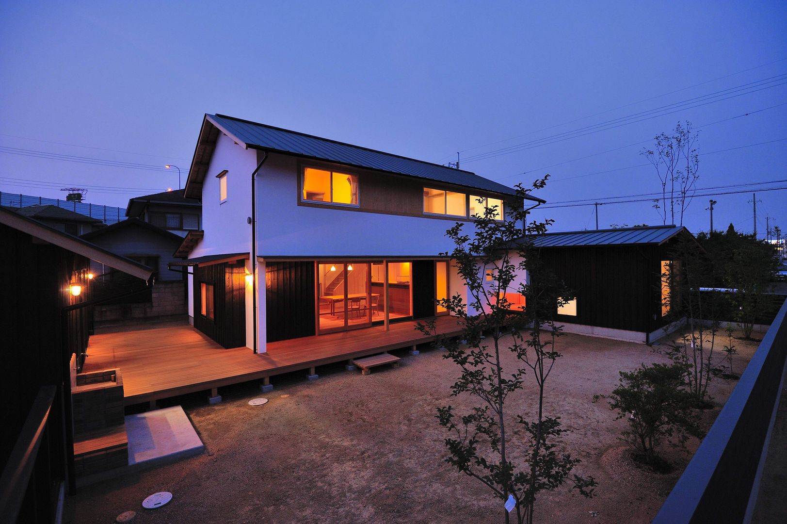 ウッドデッキで繋がる空間｜趣味を楽しむ住まい 姫路の家, 小笠原建築研究室 小笠原建築研究室 Maison individuelle Bois Effet bois