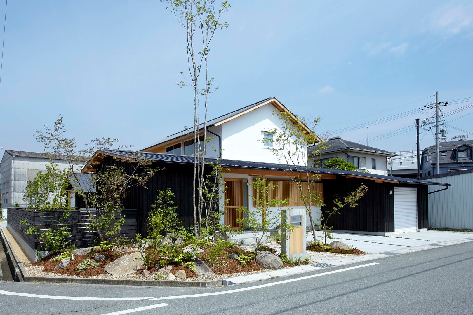 ウッドデッキで繋がる空間｜趣味を楽しむ住まい 姫路の家, 小笠原建築研究室 小笠原建築研究室 Casas unifamiliares Madera Acabado en madera