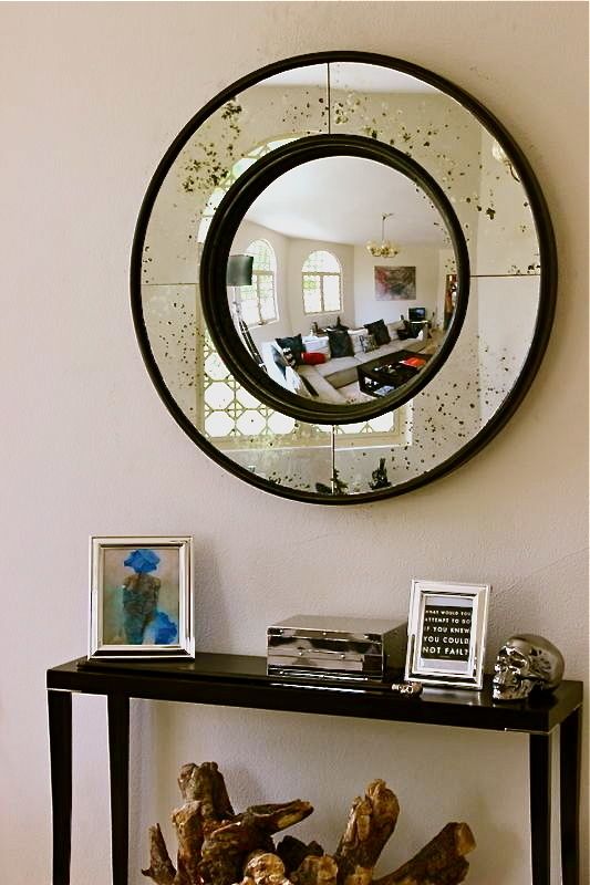 Bespoke Round Convex Mirror Alguacil & Perkoff Ltd. Гардеробная в стиле модерн Зеркала