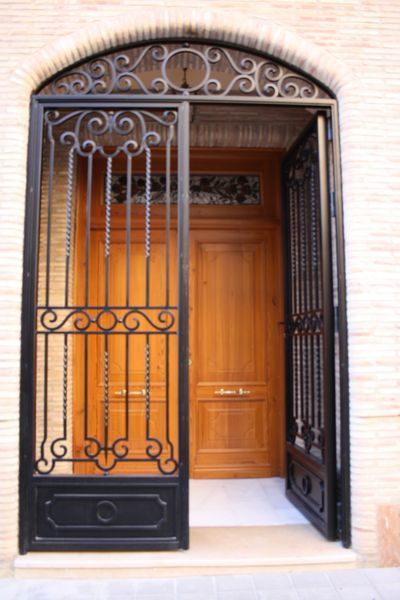 Puerta de entrada MUDEYBA S.L. Casas de estilo rústico