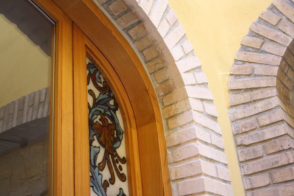 Ventanales con instalación de vidrio artesanado MUDEYBA S.L. Puertas y ventanas de estilo rústico Decoración de ventanas