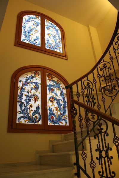 Ventanales practicables de medio punto MUDEYBA S.L. Puertas y ventanas de estilo rústico Decoración de ventanas