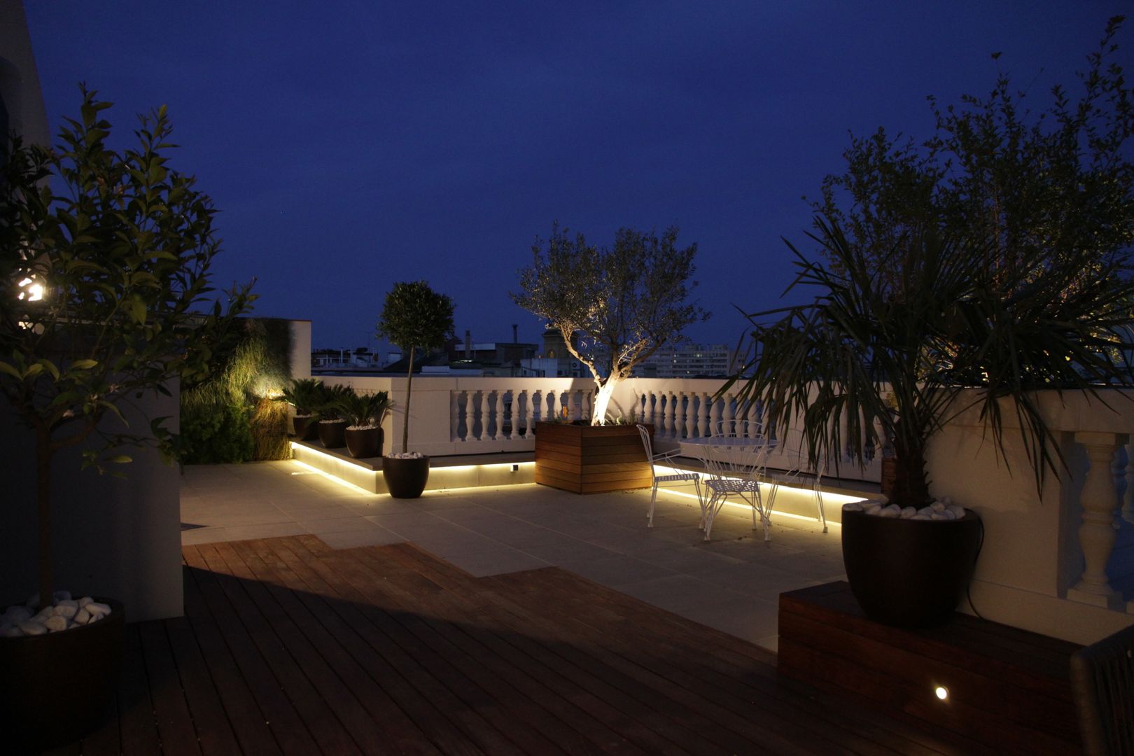 terrace illumination FG ARQUITECTES 모던스타일 발코니, 베란다 & 테라스